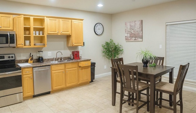 Top Floor Retreat, 3BR, Kitchen, Near Shipyard