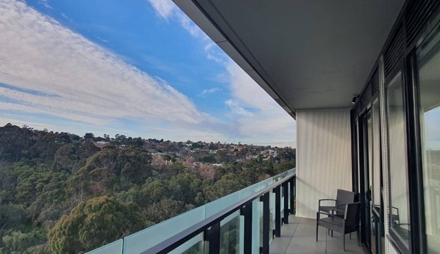 Top-Floor Retreat with Stunning River View Apt on Abbotsford with free parking