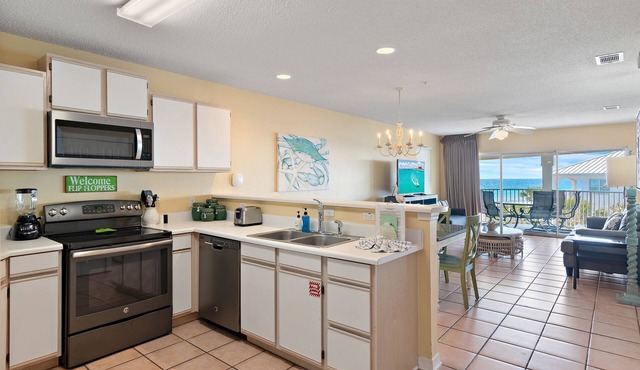 Top Floor, Steps to Beach + Hot Tub ~ Maravilla 3408