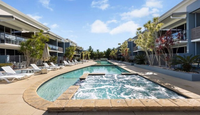 Top Floor Studio Unit in Urangan Ocean Harbour Views Pool Spa