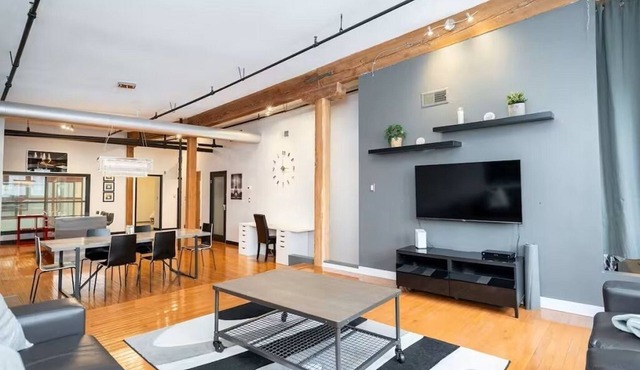 Top-Floor Suite in Exchange District | 2 Bed | 2 Bath |
