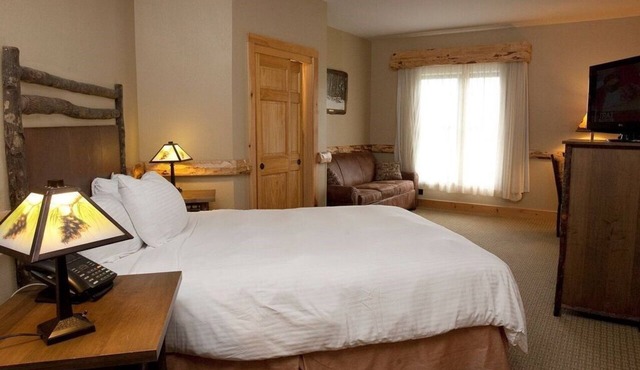 Top Floor Suite + Loft & Balcony | Pool Access