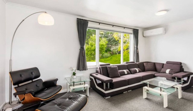 Top-Floor Three-Bedroom Close to WestCity