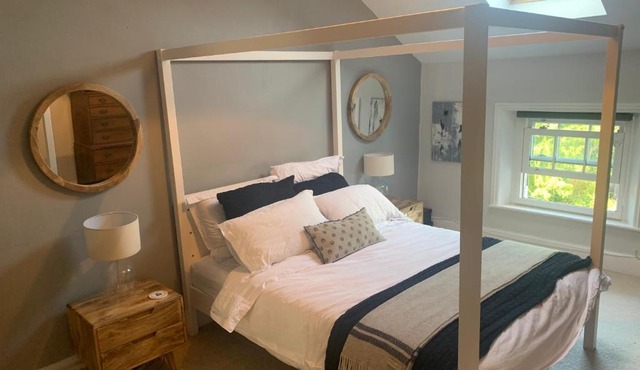 Top Floor. Top Notch. Tranquil Treat. Stone's throw from Thames.