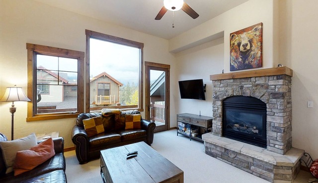 Top-Floor Townhome at Bear Crossing w/Mountain Views, Garage & Hot Tub