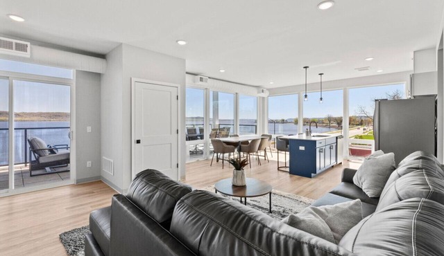 Top floor unit-covered porch overlooking Lake Pepin-Assigned Garage-Unit 305