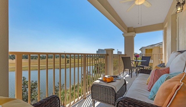 Top Floor Vista Cay Lakeview Condo Near Parks