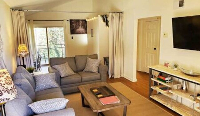 Top-floor w/view, Walk to Sanford Stadium