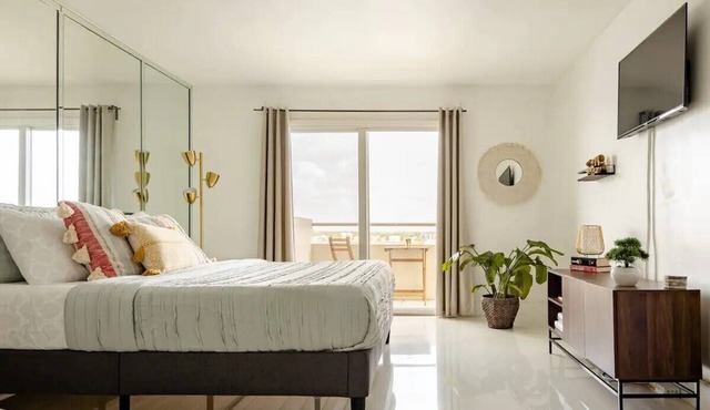 Top Floor Waterfront Unit - Bay View - Free Parking