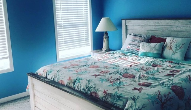 Top Floor Wildwood Condo - 3 Beds 2 Bath- 3.5 Blocks to Beach & Boards