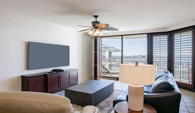 Top Floor with all the Upgrades! Gorgeous Unit! Pet Friendly!