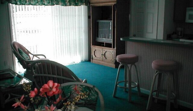 Top floor with balcony, with a pool view, 4 minutes to beach