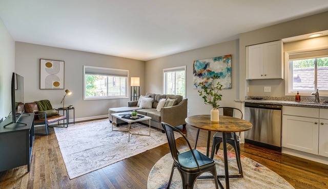 Top-Floor Wyandotte Apt Near Detroit Riverfront!