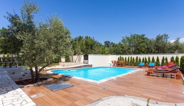 Top furnished apartment with pool near Porec