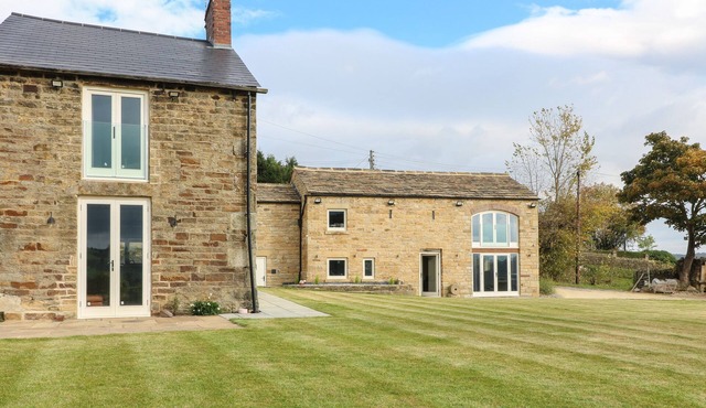 TOP HILL FARM COTTAGE, pet friendly, with hot tub in Oughtibridge