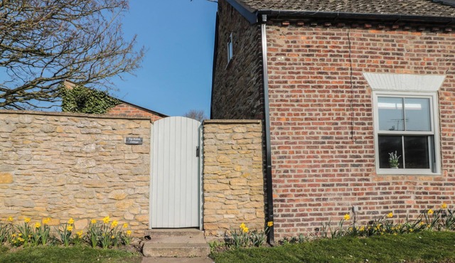 TOP HOLME COTTAGE, romantic, character holiday cottage in Newbald