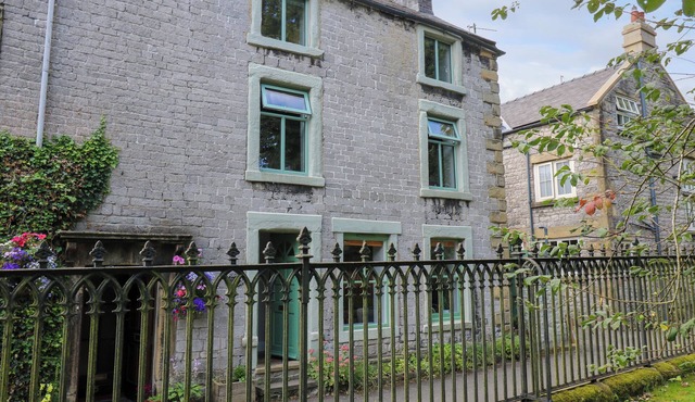 TOP HOUSE, pet friendly, character holiday cottage in Tideswell