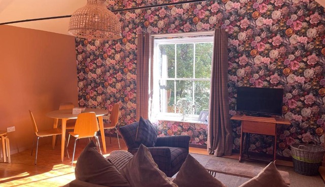 Top House -Stylish property in village location