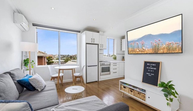 Top level one bedroom apartment with MCG views