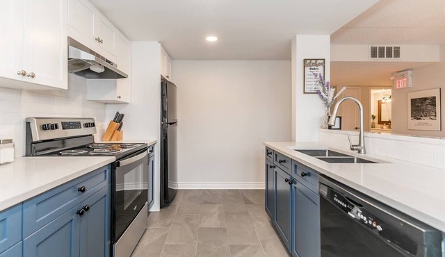 Top Location 3 BDRM, Private Sauna, Mountain Views