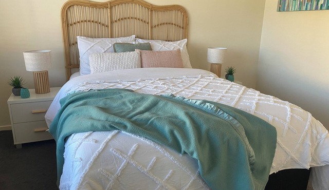 Top Location - 5 minute walk to Beach. Short stroll to Main Street. Perfect!