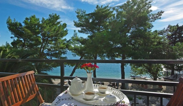 Top location! ONLY 10 meters to the beach. Family-friendly, apartments sea view.