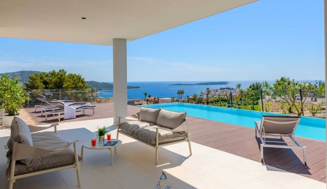 Top luxury design villa for 8 with pool near sea