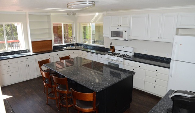 TOP of PINE Mountain! 270 view 3-bed house at mouth of the Russian River Wifi AC