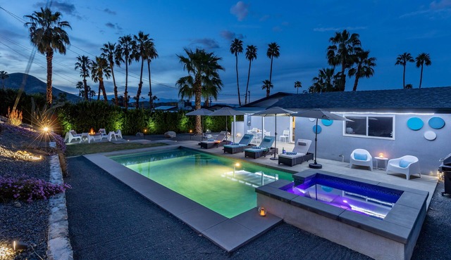 Top of the Cove – Fun Retro Pool Retreat