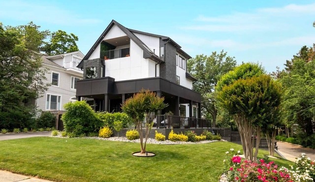 Top of The Hill/Luxury Clarendon 4-BR Homestay