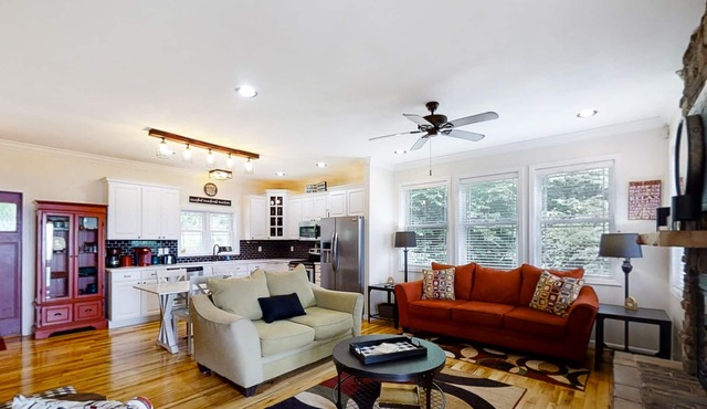 Top-of-the-mountain retreat with lake and mountain views, central AC & W/D
