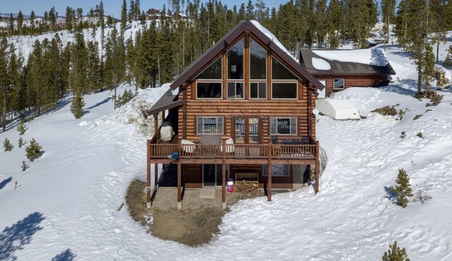 Top of the Mountain Log Home with BREATHTAKING VIEWS near Winter Park, Granby