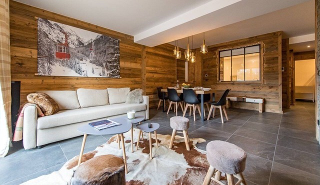 Top of the range flat with a large terrace in the heart of the village - sleeps 6