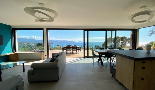 Top-of-the-range villa with secret passage, splendid sea view and heated pool.
