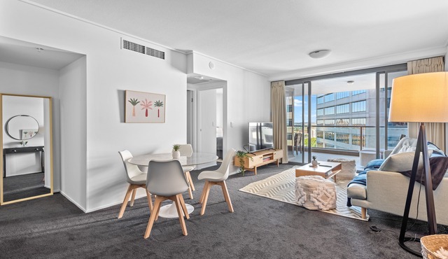 Top of the Town! 2Bed/2Bath/1Car/Pool/Views ~ CBD