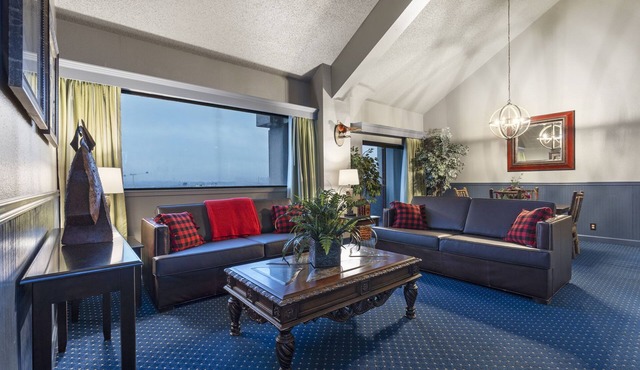 Top-of-the-Town King Suite at Thousand Hills Resort Hotel