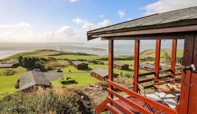 TOP OF THE WORLD LODGE, pet friendly, with a garden in Aberdovey