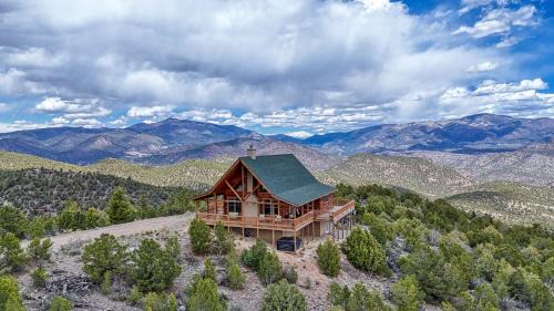 Top of the World - Unwind on Cloud Nine!
