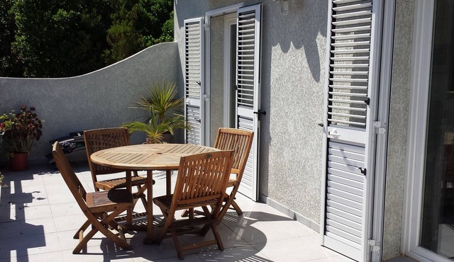 Top of villa with garden 3 min walk from the beach