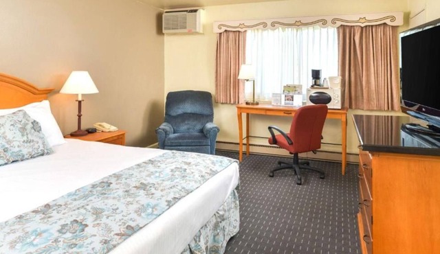 Top Pick! 3 Family-Friendly Units w/ FREE BFast, Stroll Around Sunny Fields Park