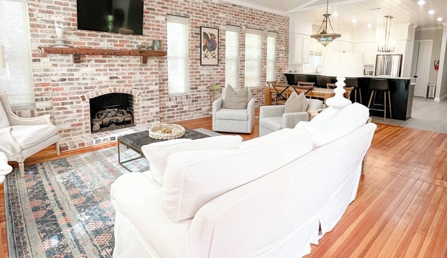 Top Property, Downtown Walkable, Private Suites