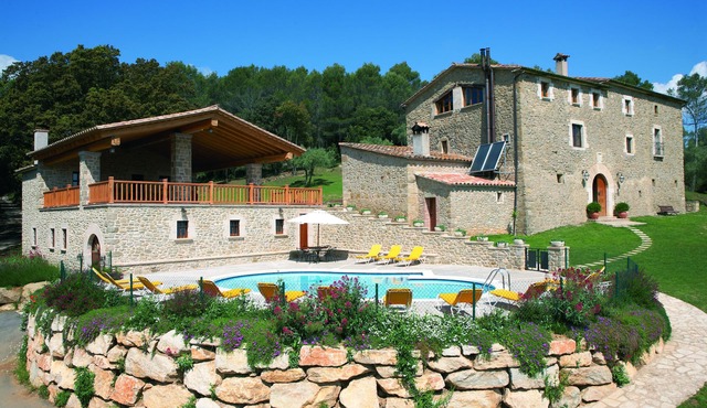 Top-rated 1200m2 mansion, 34+ guests. 17BR & 16BA. Pool terrace bbq games views!
