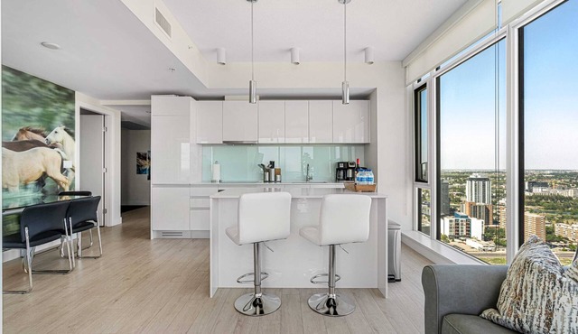 🏙️ TOP-RATED! 35th-FL MTN + DT Views Free Banff Pass + Parking + Wine