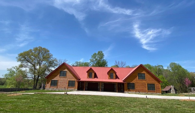 Top Rated 5 Star Exceptional Clean Luxury-fire pit-pool table-pet friendly!