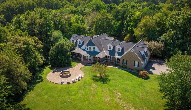 Top-Rated Blue Ridge Retreat - 4BR, 3.5 Bath, Large Deck, Game Room-Pet Friendly