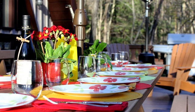 Top Rated Chalet, Huge Deck, Hot Tub and Fire Pit, Close To All