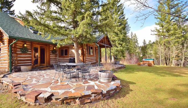 Top Rated Charming MT Cabin w Hot Tub, 10min Dwtn, MSU, 1hr Big Sky/Yellowstone