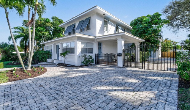 Top Rated Coastal Charm Family Estate | Sleeps 16!