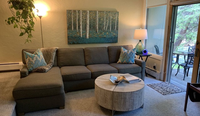 Top Rated Creekside Gem Is Steps From Free Bus To Skiing, Shopping, & Dining!