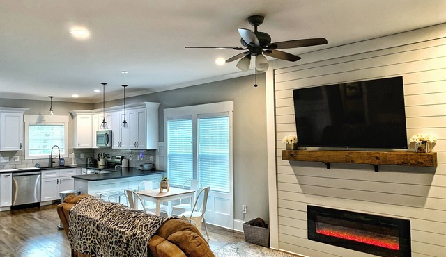 *Top Rated Dog Friendly Home in GVL* - Welcome to The Mountain Schnauzer!